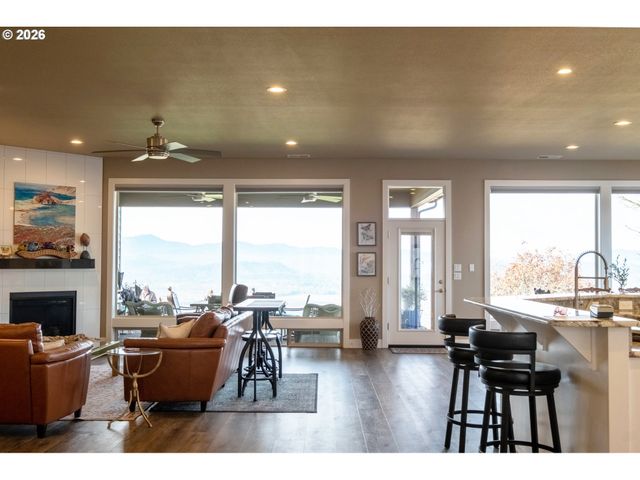 2960 Nw STACIE Ct, Roseburg, OR 97471