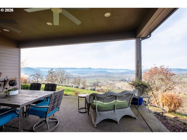 2960 Nw STACIE Ct, Roseburg, OR 97471