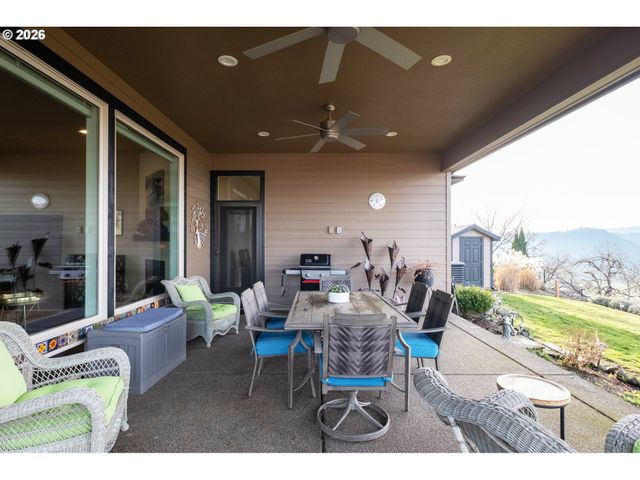 2960 Nw STACIE Ct, Roseburg, OR 97471