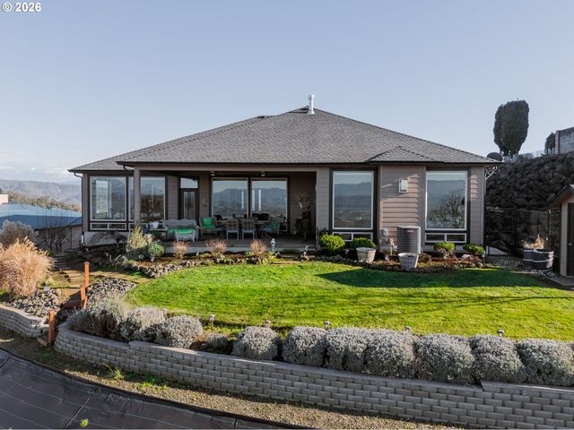 2960 Nw STACIE Ct, Roseburg, OR 97471