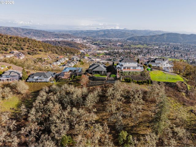 2960 Nw STACIE Ct, Roseburg, OR 97471