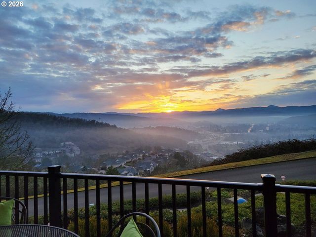 2960 Nw STACIE Ct, Roseburg, OR 97471