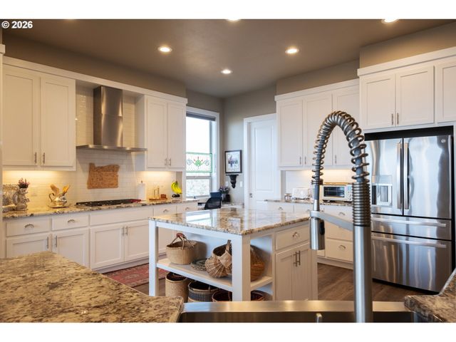 2960 Nw STACIE Ct, Roseburg, OR 97471