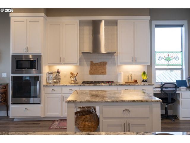 2960 Nw STACIE Ct, Roseburg, OR 97471