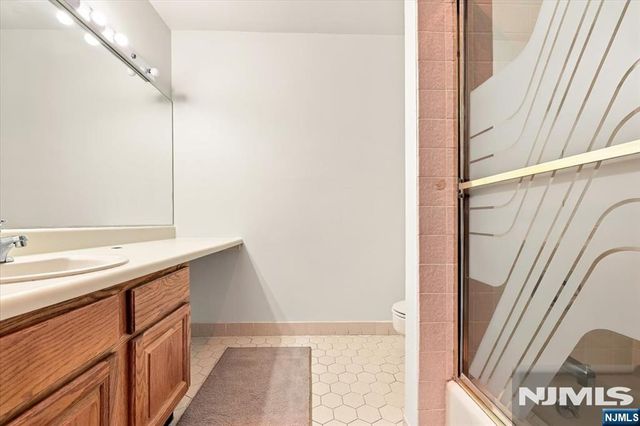 173 Winchester Court 173E, Twp Of Washington, NJ 07676