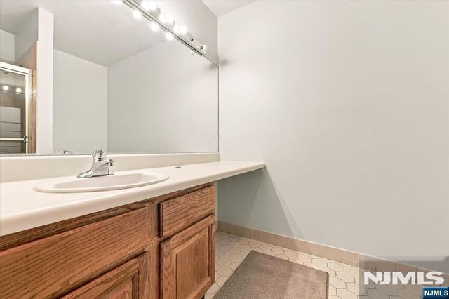 173 Winchester Court 173E, Twp Of Washington, NJ 07676