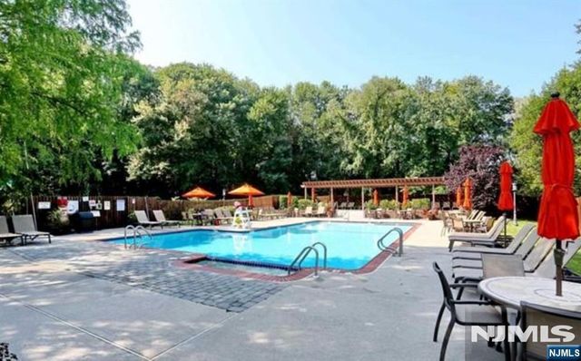 173 Winchester Court 173E, Twp Of Washington, NJ 07676