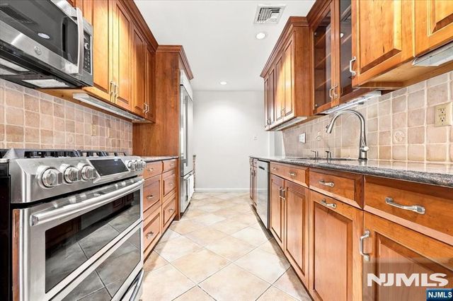 173 Winchester Court 173E, Twp Of Washington, NJ 07676