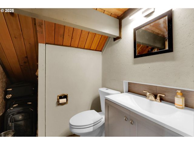 34795 ROW RIVER Rd, Cottage Grove, OR 97424