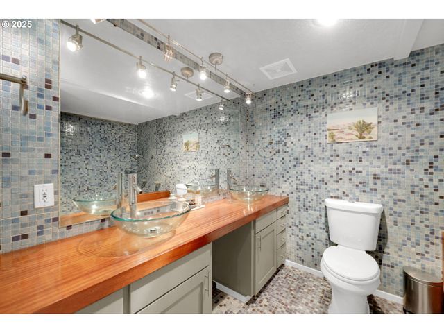 34795 ROW RIVER Rd, Cottage Grove, OR 97424