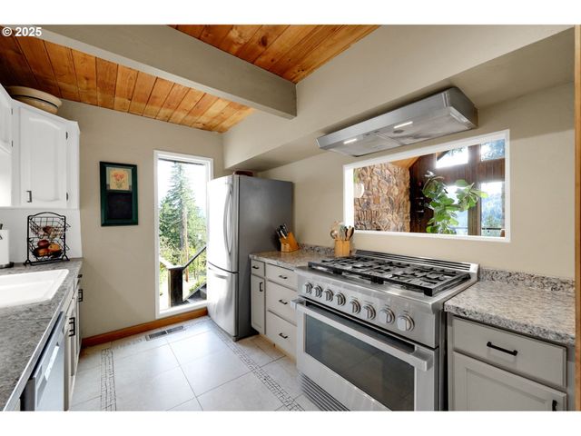 34795 ROW RIVER Rd, Cottage Grove, OR 97424