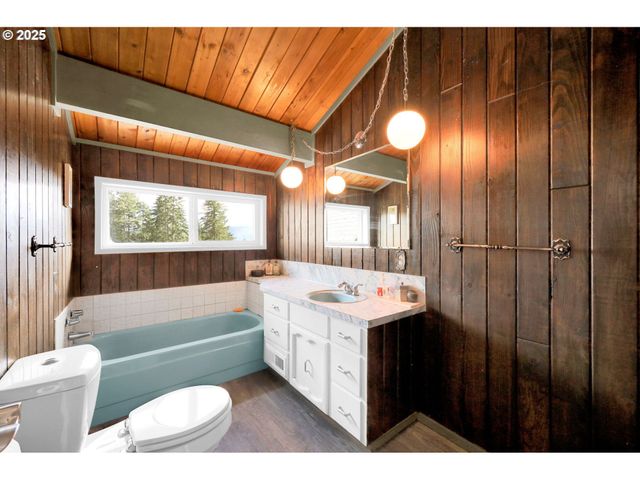 34795 ROW RIVER Rd, Cottage Grove, OR 97424