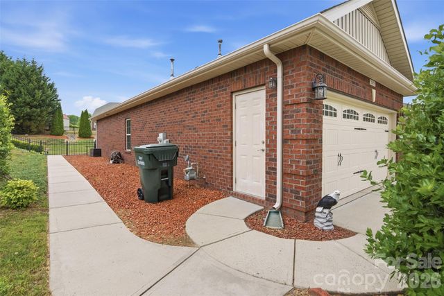 2425 Winnsford Lane, Gastonia, NC 28056