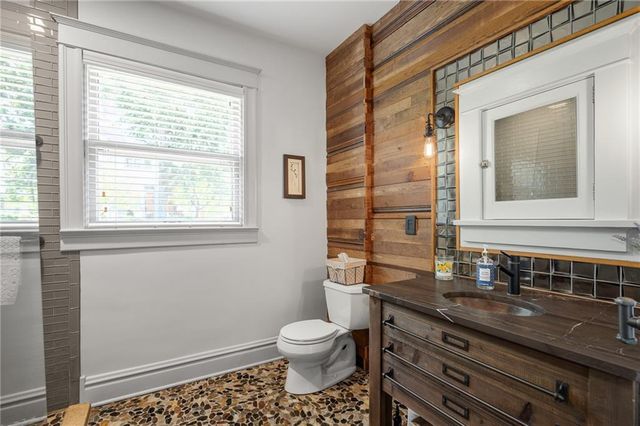 949 W 33RD Terrace, Kansas City, MO 64111