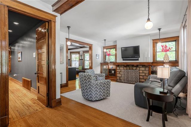 949 W 33RD Terrace, Kansas City, MO 64111