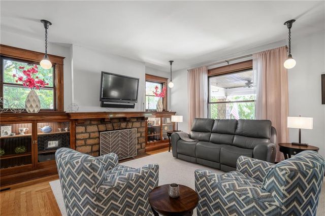 949 W 33RD Terrace, Kansas City, MO 64111
