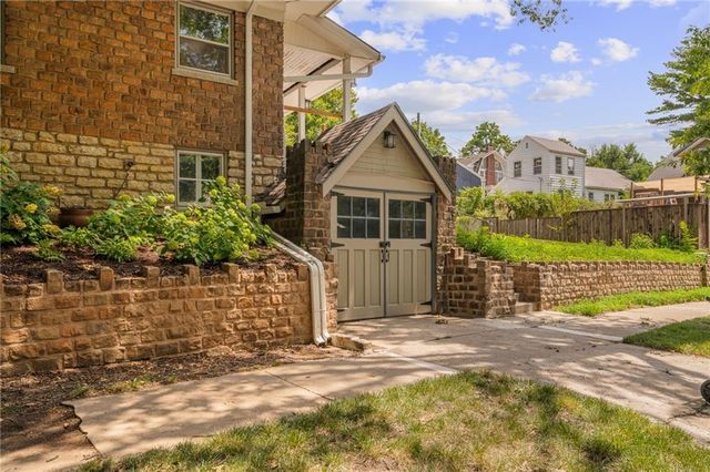 949 W 33RD Terrace, Kansas City, MO 64111