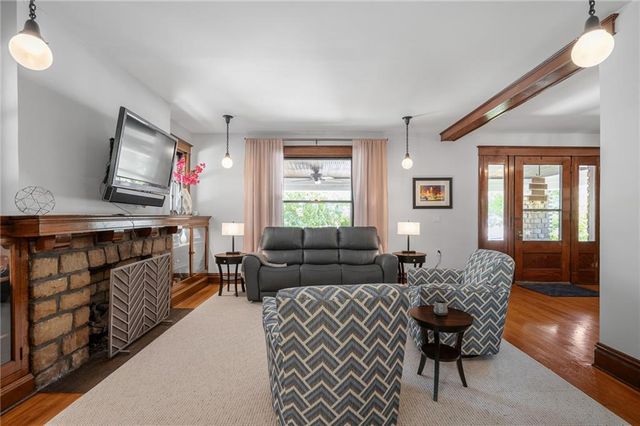 949 W 33RD Terrace, Kansas City, MO 64111