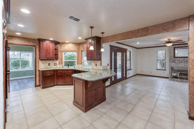 809 E Catalina Circle, Fresno, CA 93730