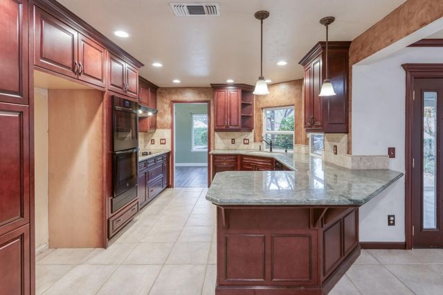 809 E Catalina Circle, Fresno, CA 93730