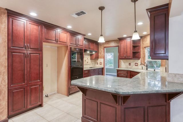 809 E Catalina Circle, Fresno, CA 93730