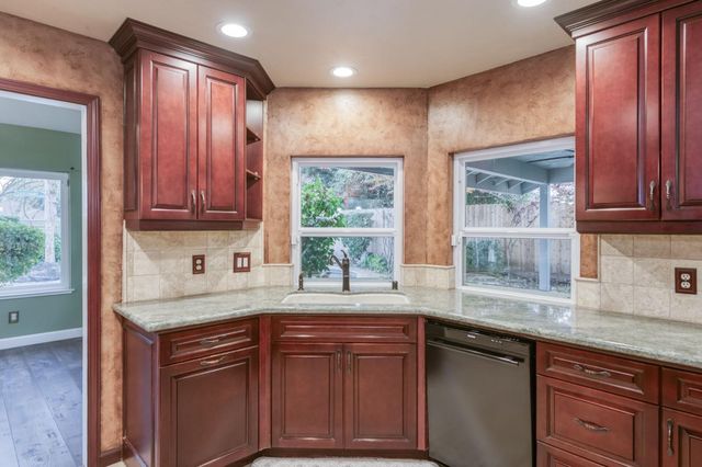 809 E Catalina Circle, Fresno, CA 93730