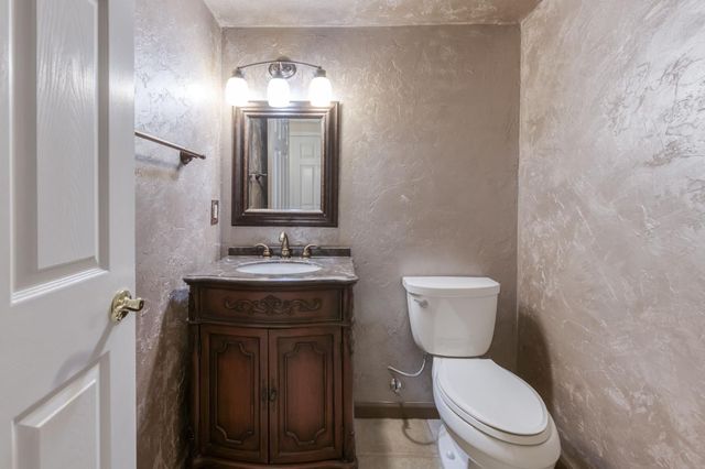 809 E Catalina Circle, Fresno, CA 93730