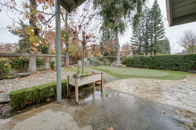 809 E Catalina Circle, Fresno, CA 93730