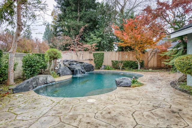 809 E Catalina Circle, Fresno, CA 93730