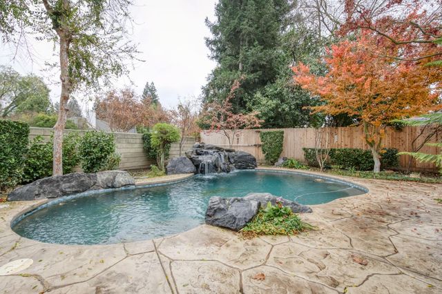 809 E Catalina Circle, Fresno, CA 93730