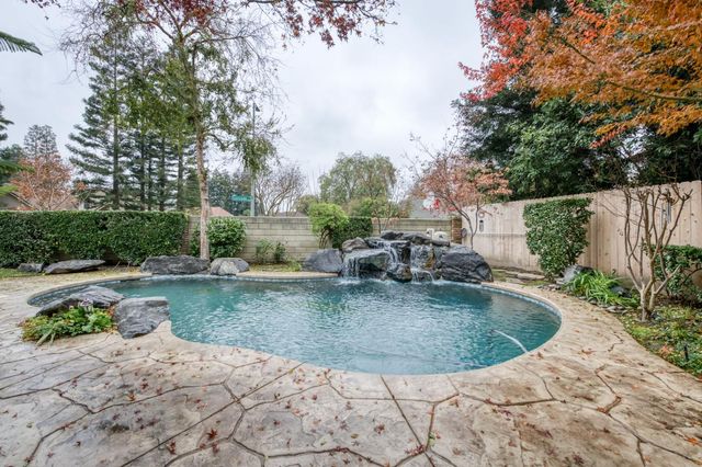 809 E Catalina Circle, Fresno, CA 93730