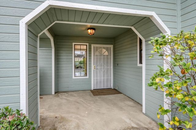 809 E Catalina Circle, Fresno, CA 93730