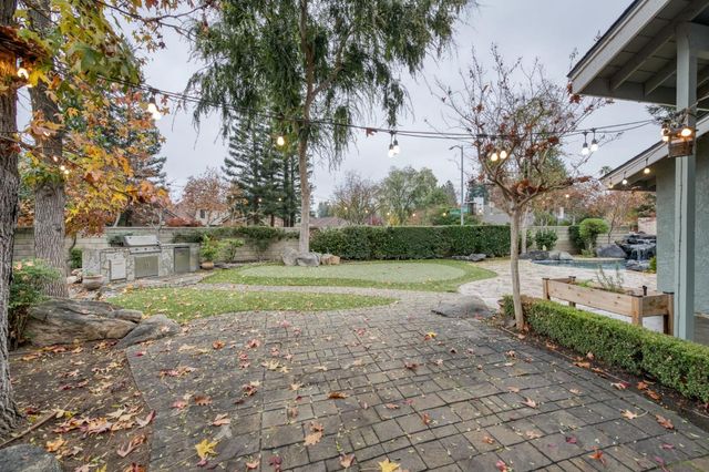 809 E Catalina Circle, Fresno, CA 93730