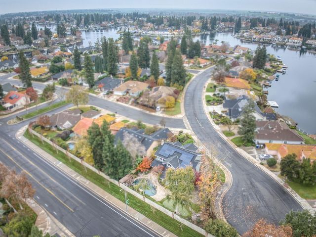 809 E Catalina Circle, Fresno, CA 93730