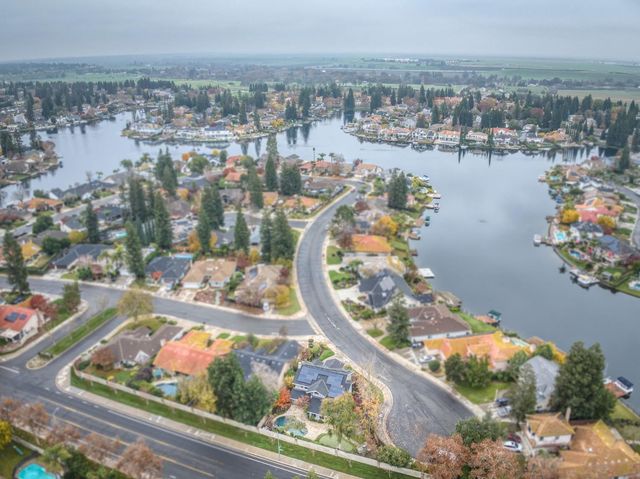 809 E Catalina Circle, Fresno, CA 93730