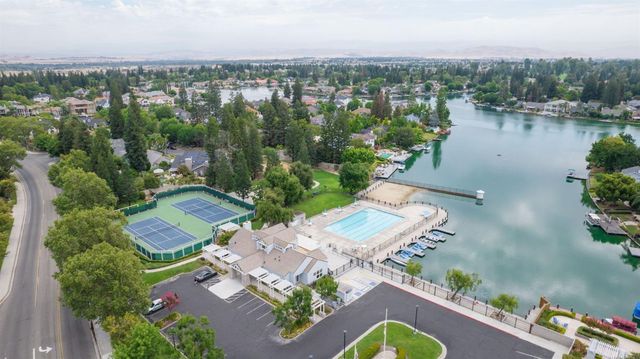 809 E Catalina Circle, Fresno, CA 93730