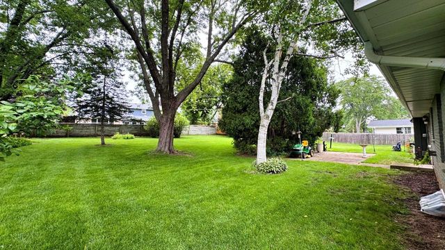 521 Alta Loma DRIVE, Thiensville, WI 53092