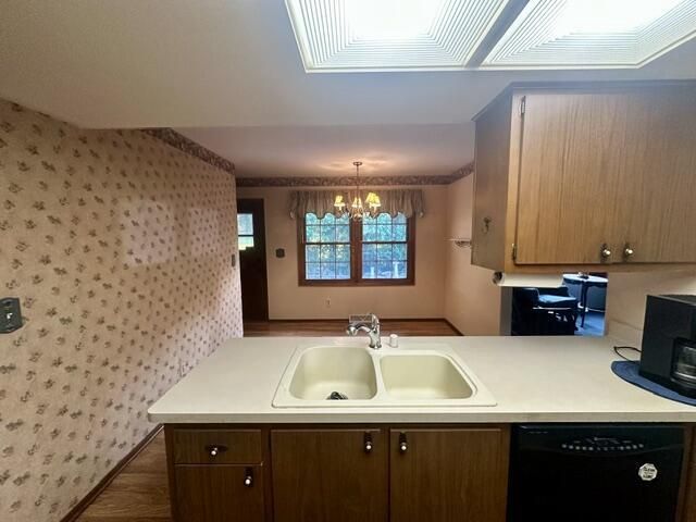 521 Alta Loma DRIVE, Thiensville, WI 53092