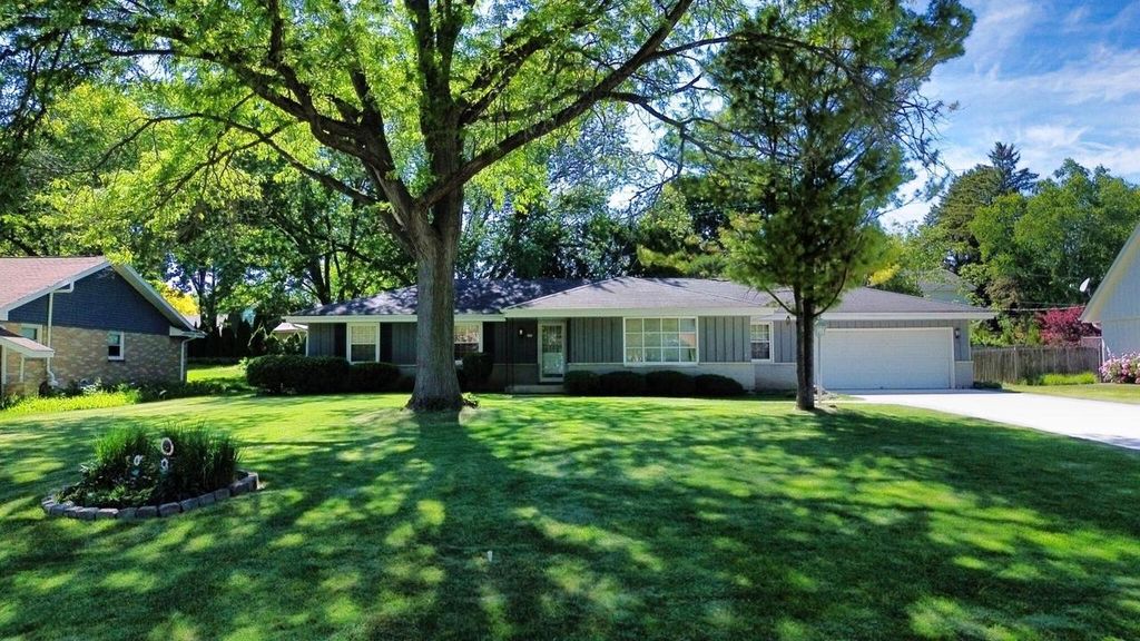 521 Alta Loma DRIVE, Thiensville, WI 53092