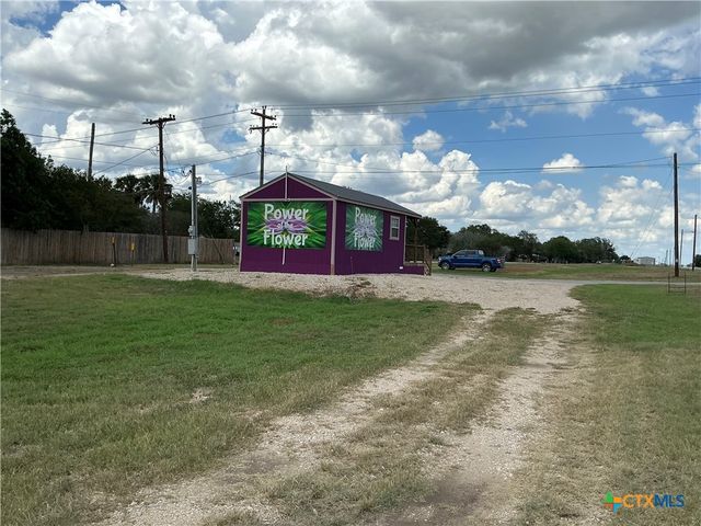 608 E Central Avenue, Nixon, TX 78140