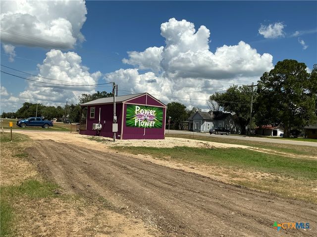 608 E Central Avenue, Nixon, TX 78140