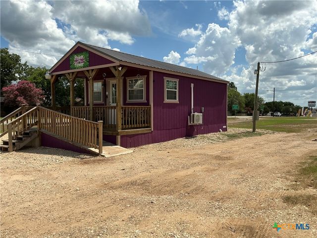608 E Central Avenue, Nixon, TX 78140