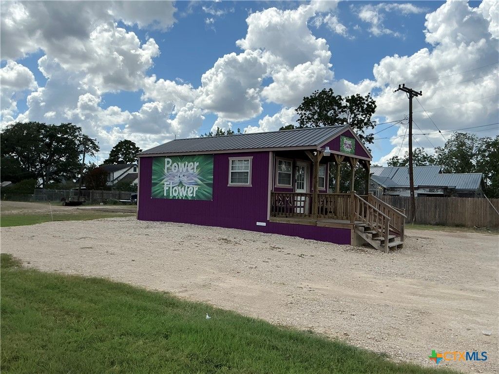608 E Central Avenue, Nixon, TX 78140