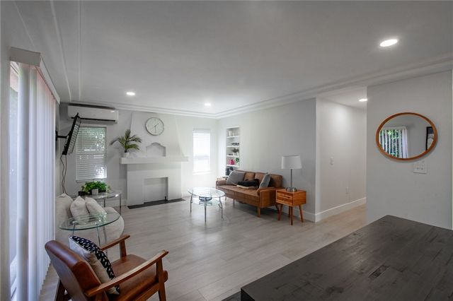 1419 S Curson Avenue A, Los Angeles, CA 90019
