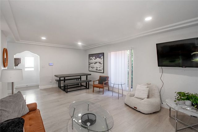 1419 S Curson Avenue A, Los Angeles, CA 90019