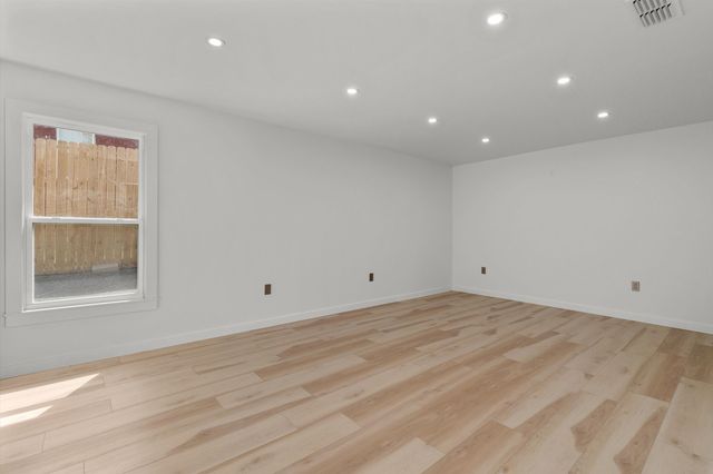 312 E Woodland Rd, Marshall, TX 75672