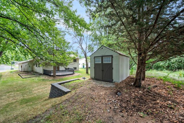 6770 Woodhill Trail, Eden Prairie, MN 55346