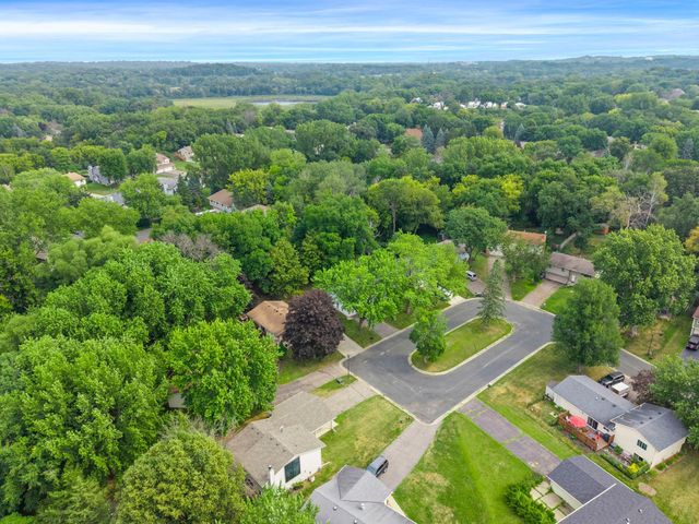 6770 Woodhill Trail, Eden Prairie, MN 55346