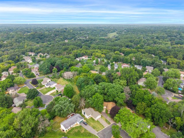 6770 Woodhill Trail, Eden Prairie, MN 55346