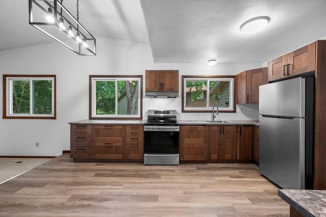 6770 Woodhill Trail, Eden Prairie, MN 55346